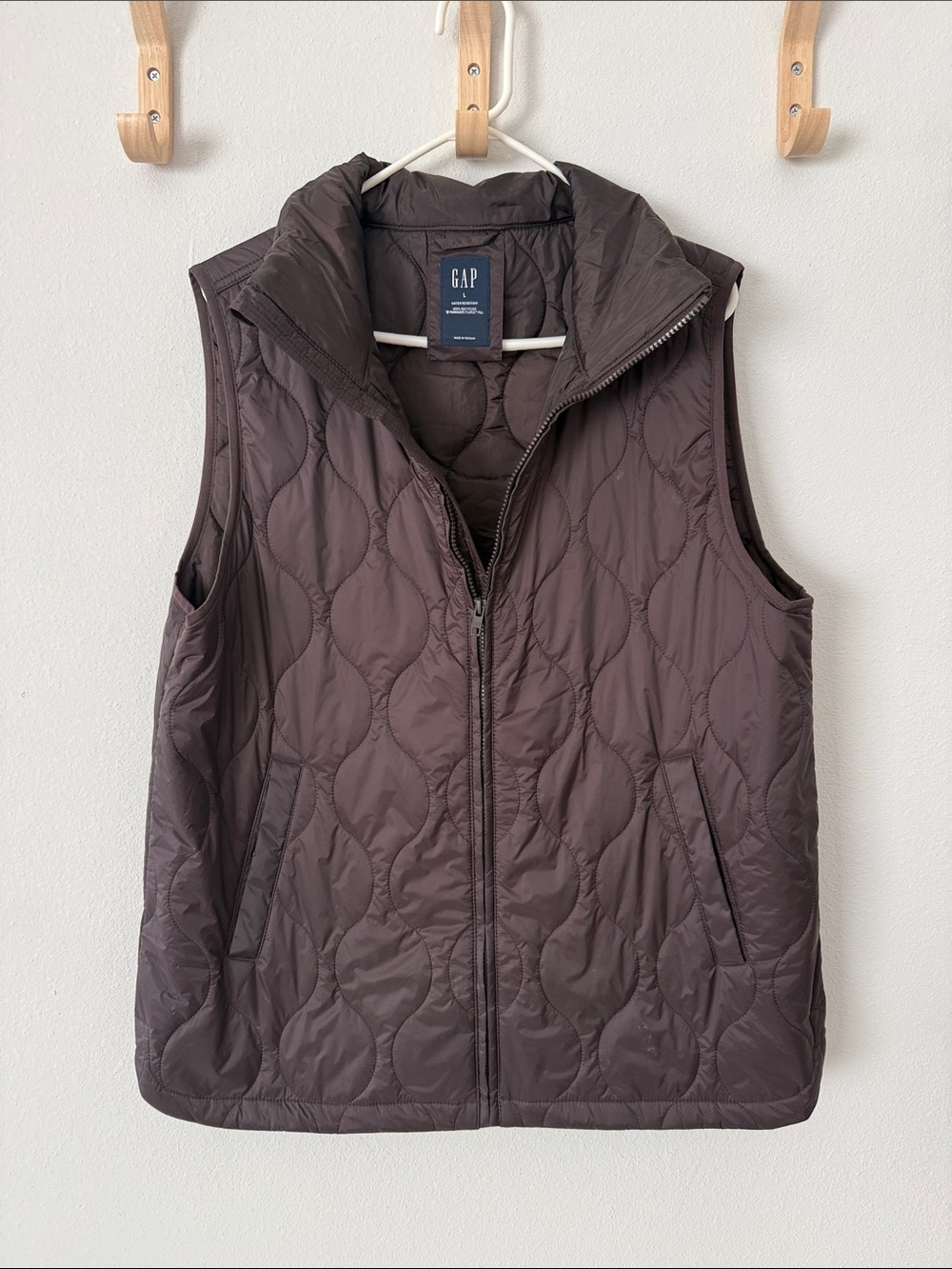 GAP lightweight quilted puffer vest